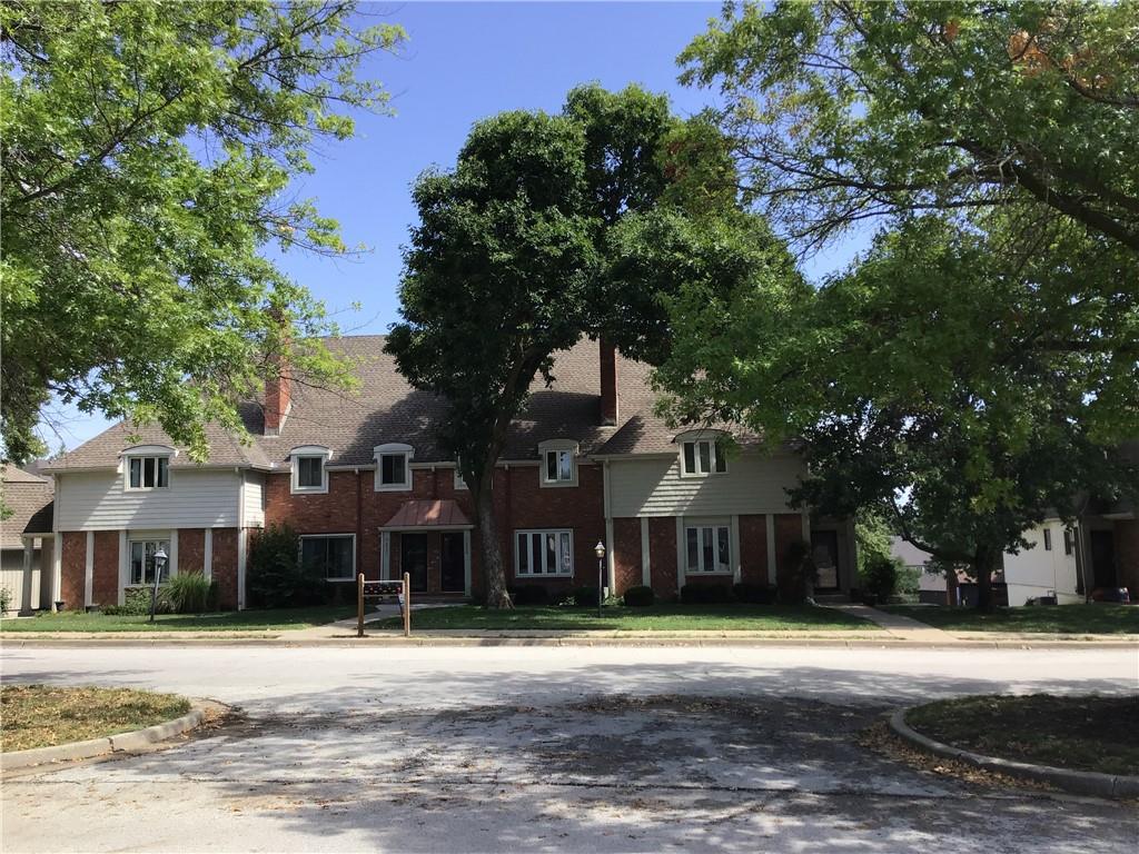 8395 NW WAUKOMIS Drive, Kansas City MO