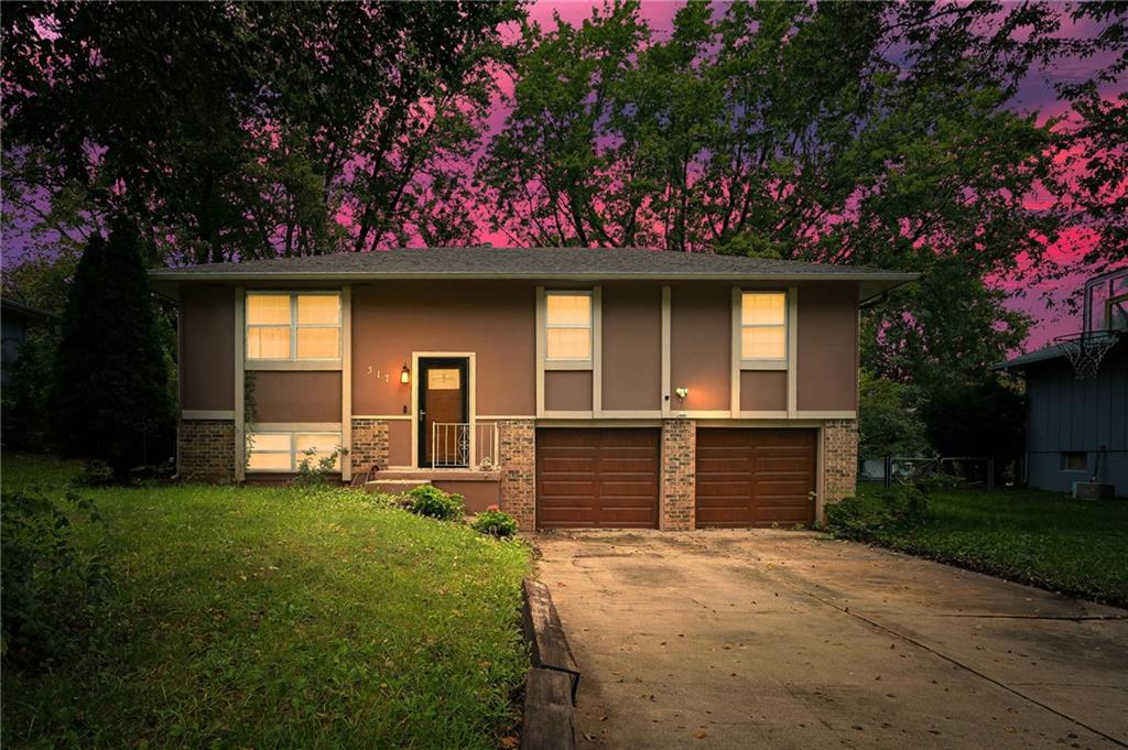 317 SW Shamrock Place, Blue Springs MO