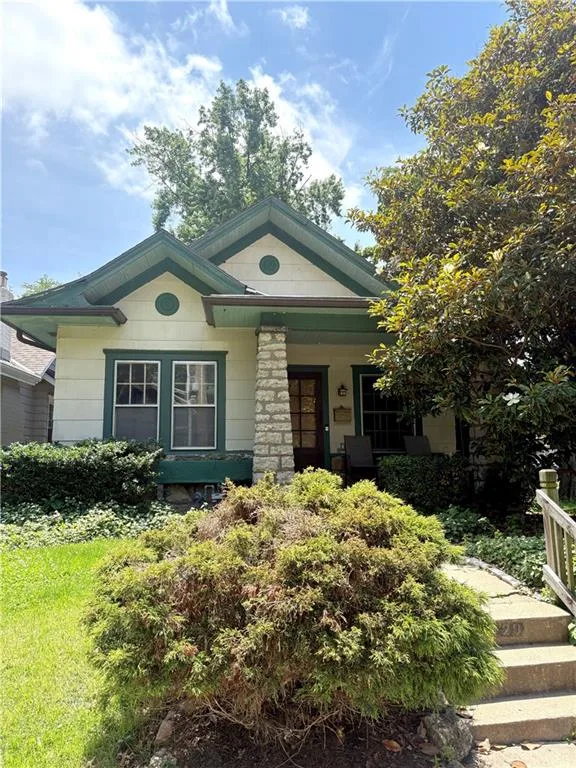 829 W 40 Street