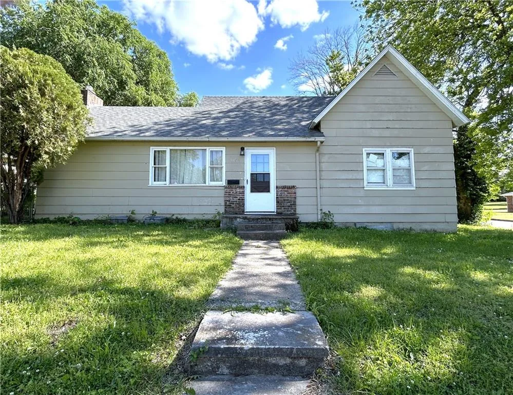 935 W Walnut Street, Nevada MO