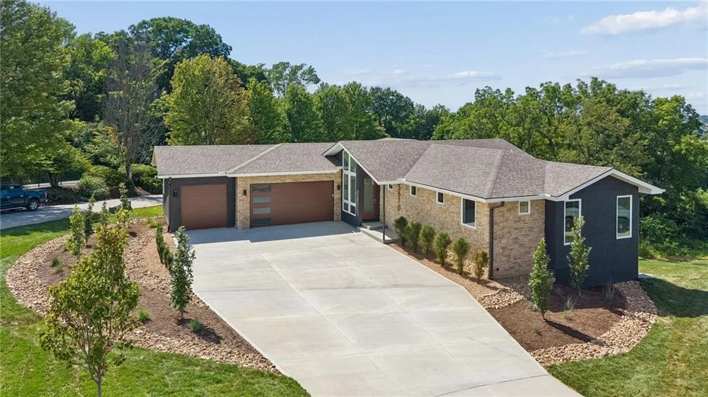 5870 Chateau Court, Parkville MO