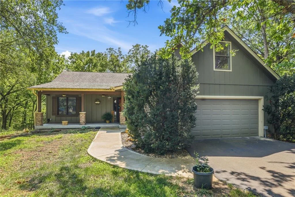 9000 Oak Country Lane, De Soto KS