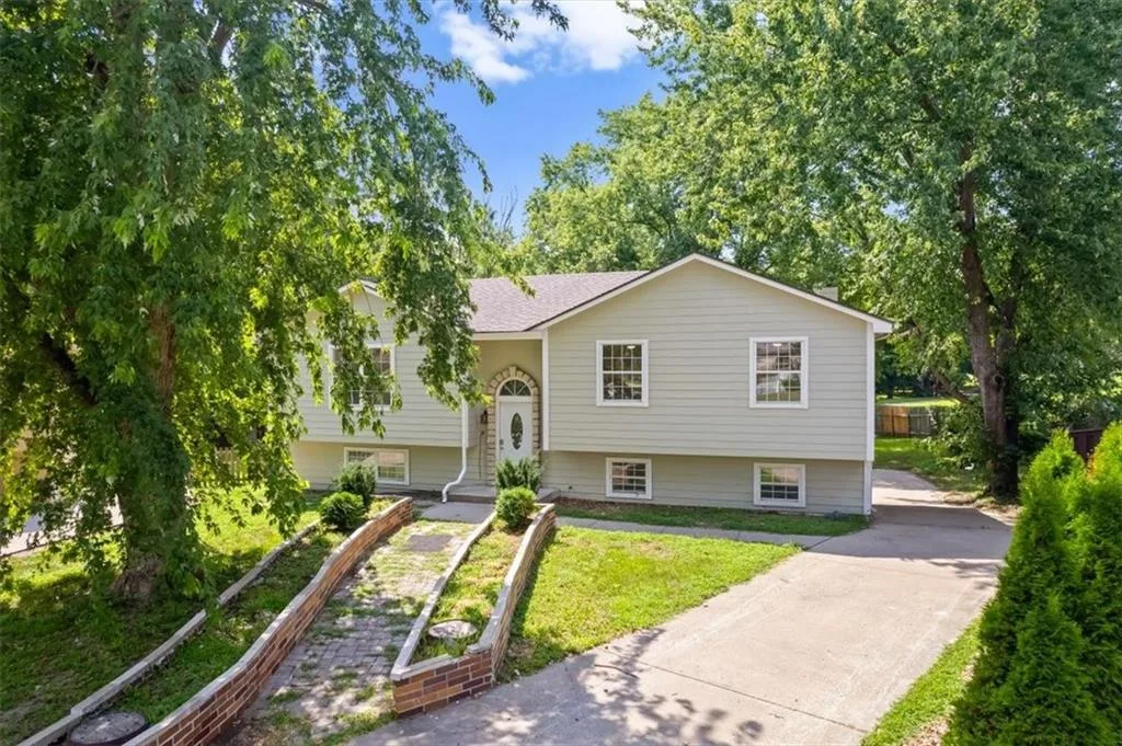 318 SE Bent Tree Drive, Blue Springs MO