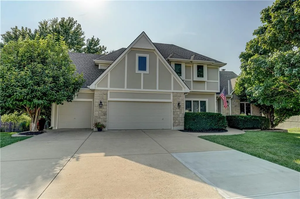 512 Canterbury Lane, Lee's Summit MO