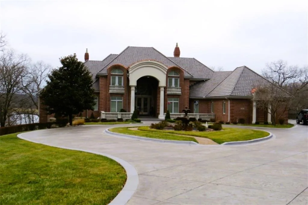 6006 West Shore Court, Parkville MO