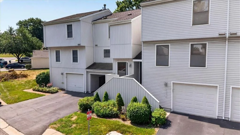 8645 W 108th Place, Overland Park KS