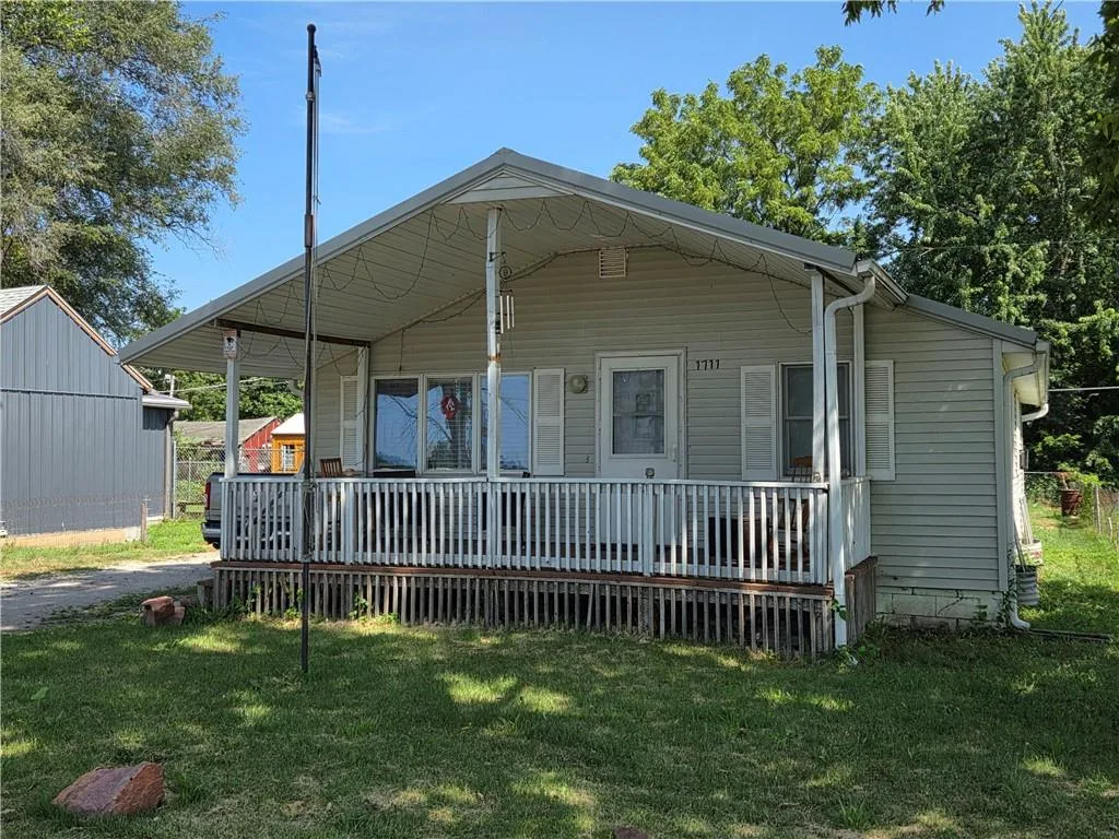 1711 Parkview Avenue, St Joseph, MO 64504 — photo 1 of 1