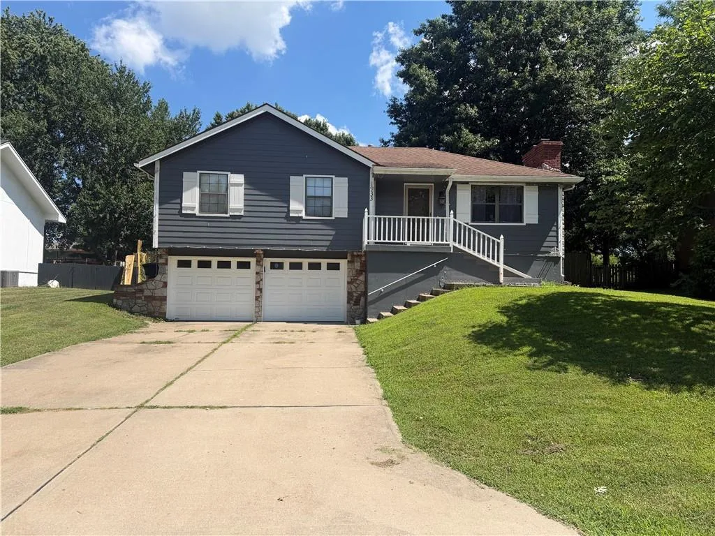 1933 NE Peters Drive, Lee's Summit MO