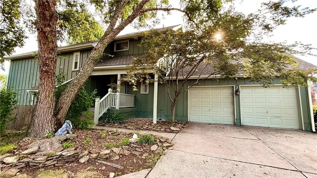 701 NE Burning Tree Street, Lee's Summit MO