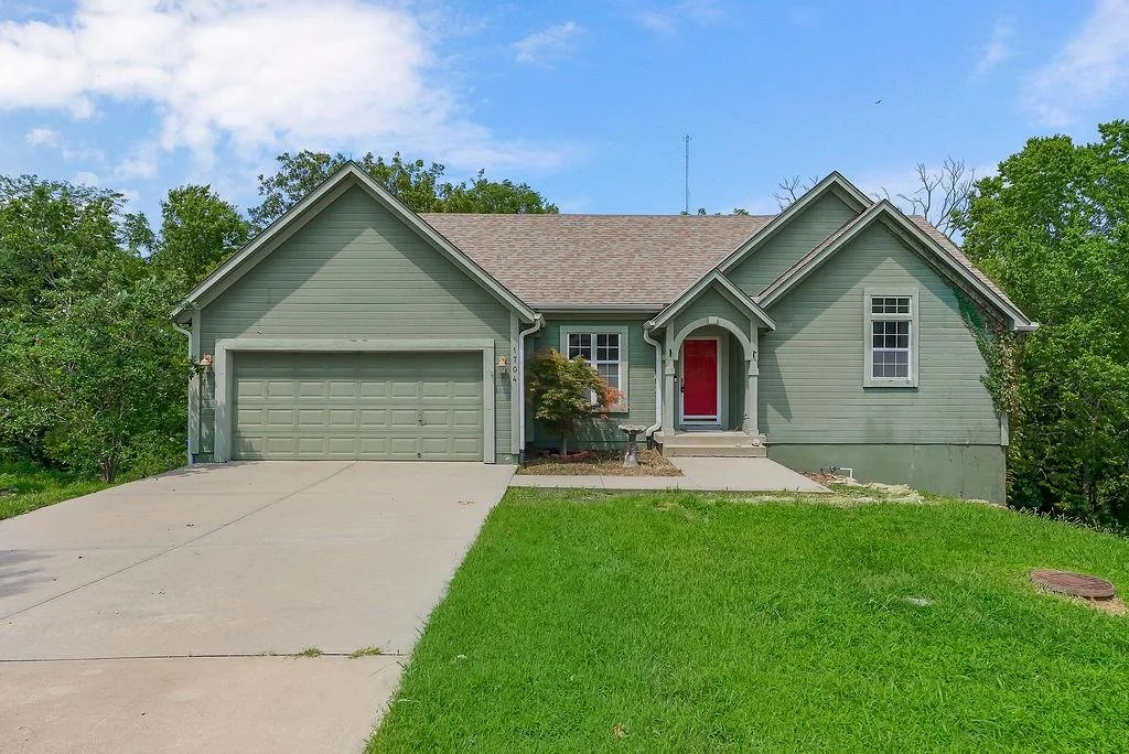 1704 Hunter Drive, Olathe KS