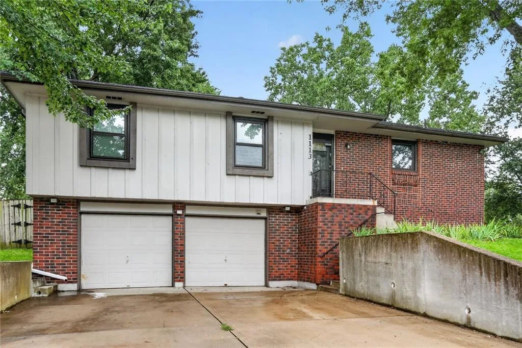 1113 S Valley Road, Olathe KS