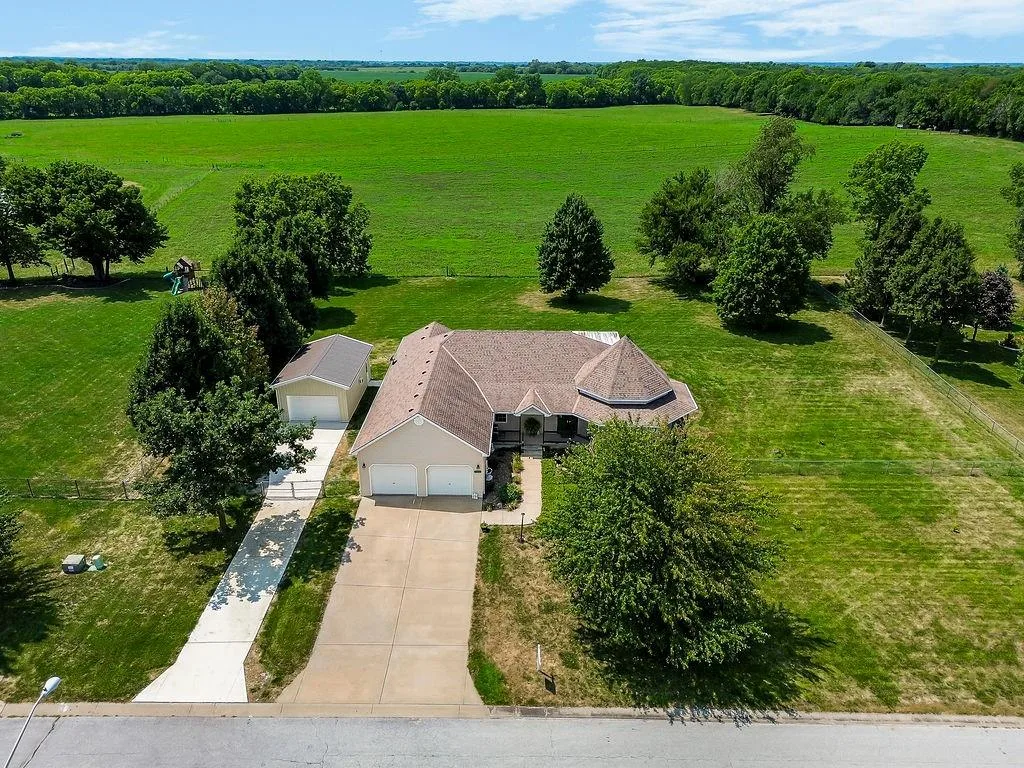7368 SW Karen Road, Trimble MO