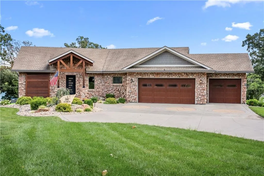 1647 NE Ozark Drive, Lee's Summit MO
