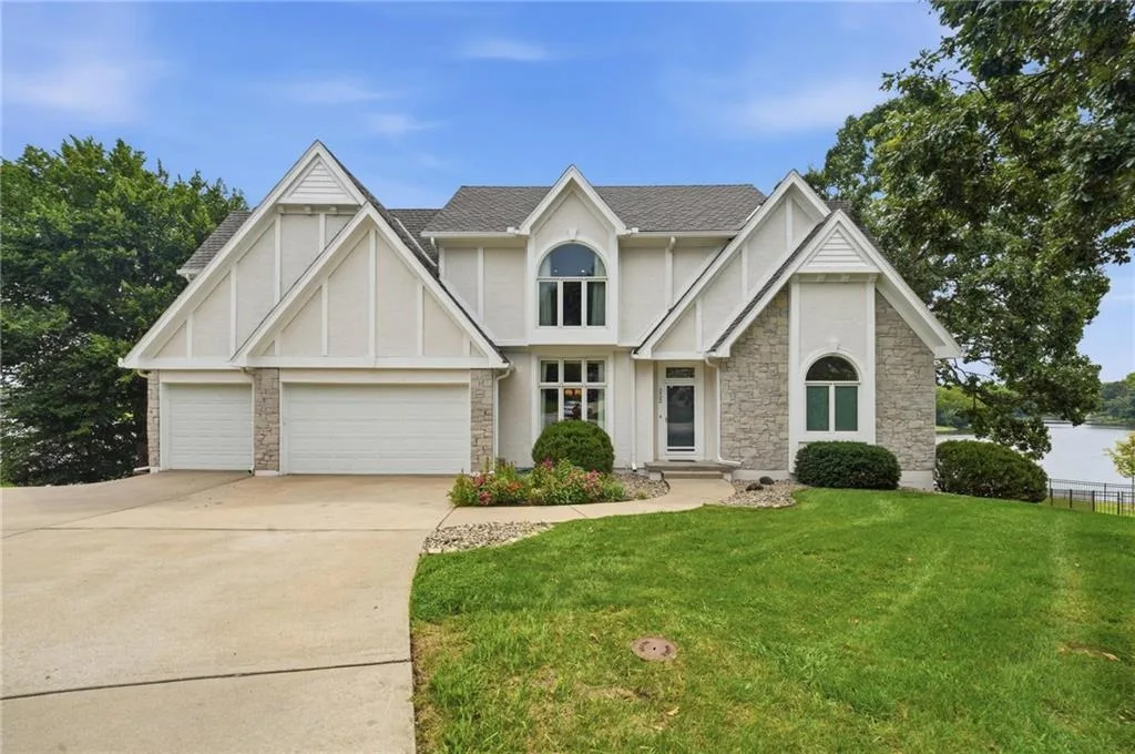 332 NE Warrington Court, Lee's Summit MO