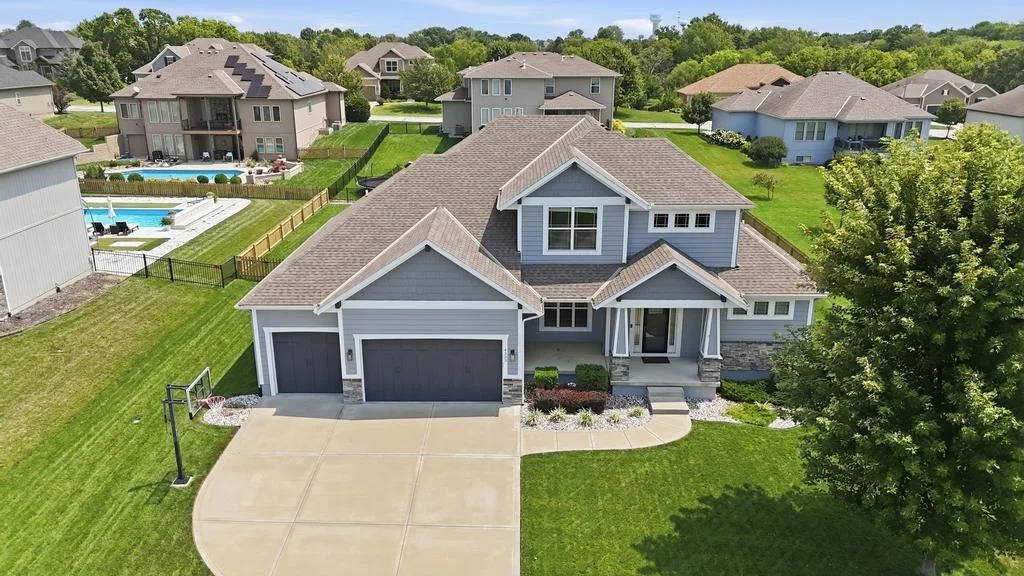 4333 SE Trotter Drive, Lee's Summit MO