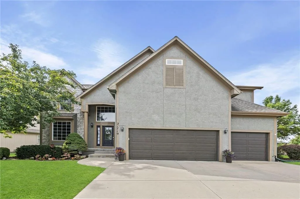 21719 W 99th Terrace, Lenexa KS