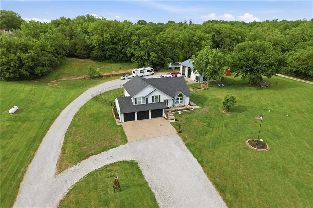 964 N 5th Highway, Lansing KS