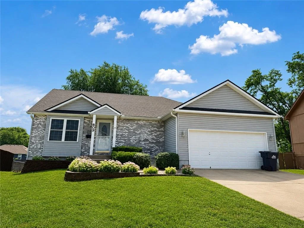 809 SW Graystone Drive, Grain Valley MO