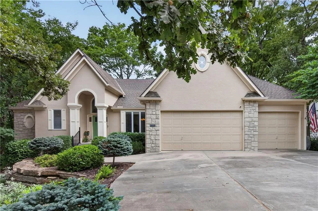 2228 SW Waterfall Place, Lee's Summit MO