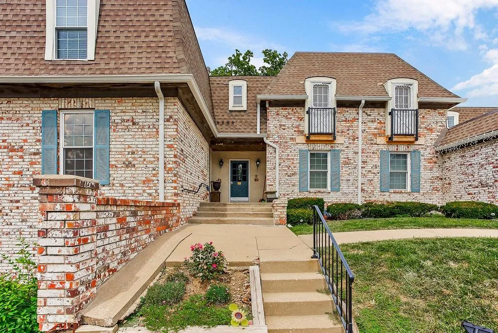 5716 Metcalf Court, Overland Park KS