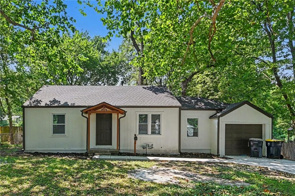 11220 Applewood Drive, Kansas City MO