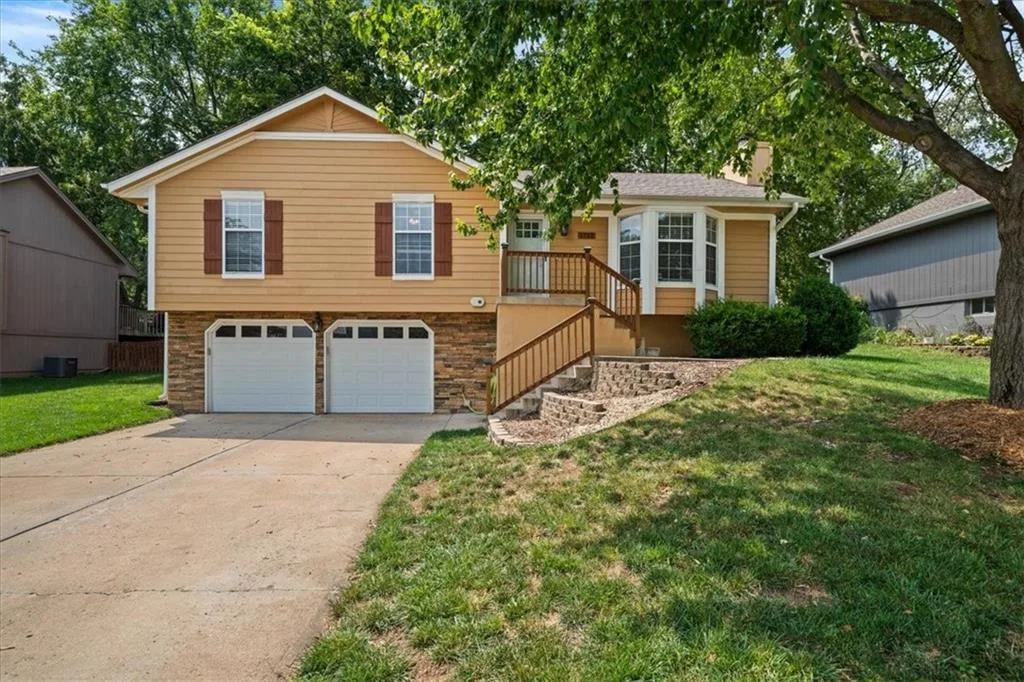 1712 NE Whitestone Drive, Lee's Summit MO